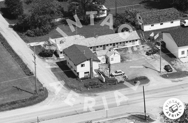 Lakewinds Motel (Lake Winds Motel, Reiferts Colonial Tourist Court)) - 1984 Aerial (newer photo)
